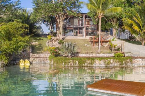 Lagoon Escape with Kayaks and Views