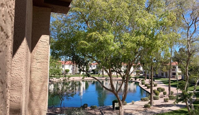 Lake Front 2nd floor condo w/community pool/spa, near golf course