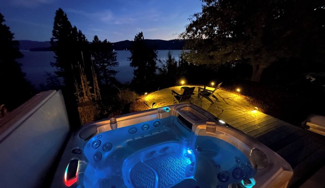 Lake Getaway in Sandpoint with Hot Tub