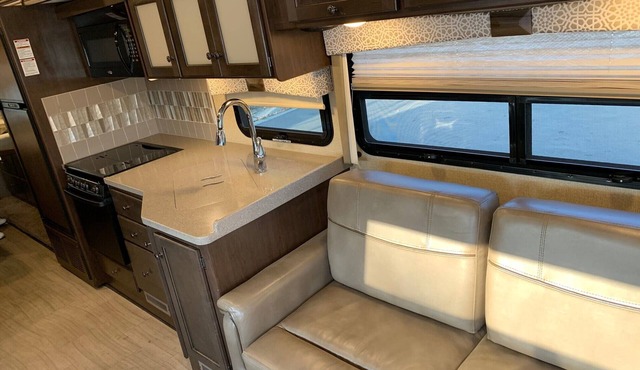 LAKE HAVASU 1 bedroom deluxe suite with Boat Slip Memorial day weekend/week