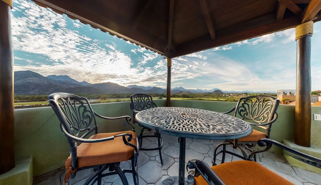 Lakefront apartment with a terrace, lake/golf views, 3 shared pools, WiFi & AC