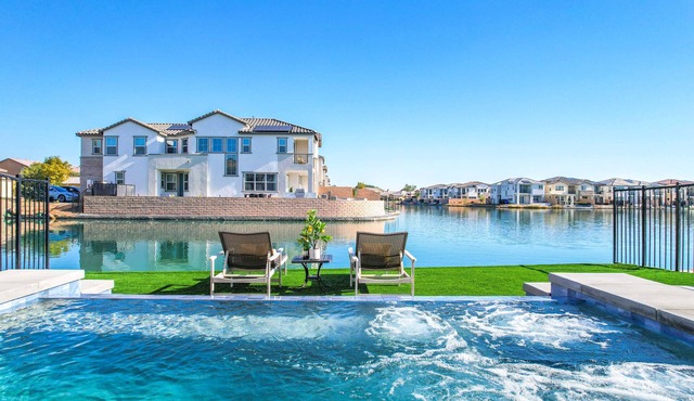 Lakefront with private Pool 4 master