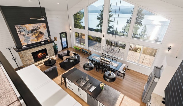 Lakeview Retreat – Spacious 6,000 Sq Ft Home on 21 Acres