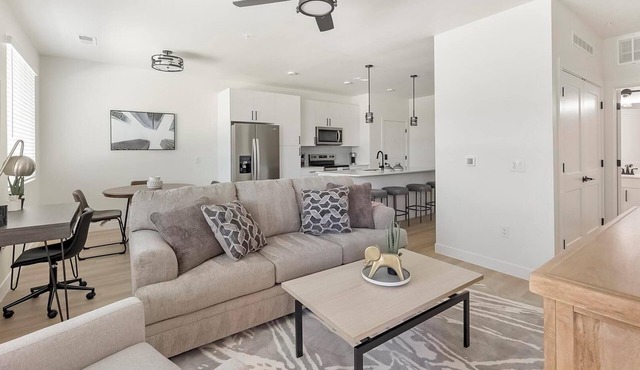 Landing | Stunning 1BD, Pool, Gym
