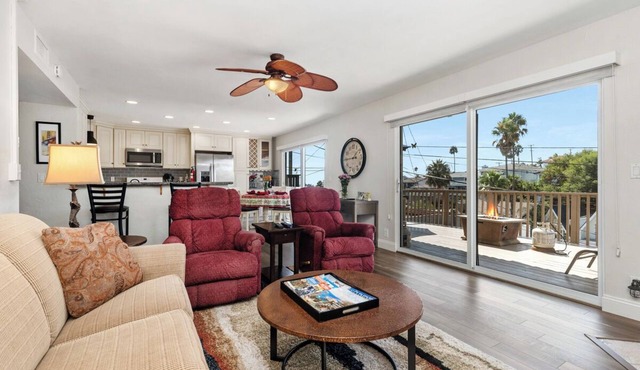 Lantern District condo. Huge private view deck. All on one level. Walk to harbor