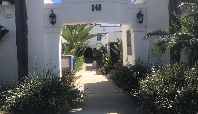 LARGE STUDIO, IN GREAT NEIGHBORHOOD,PET FRIENDLY, PLENTY OF PARKING