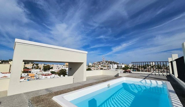 Las Hadas: City Condo with Pool