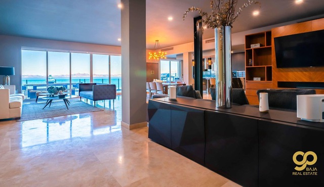 Lavish Bayview Penthouse, Beachfront Complex!