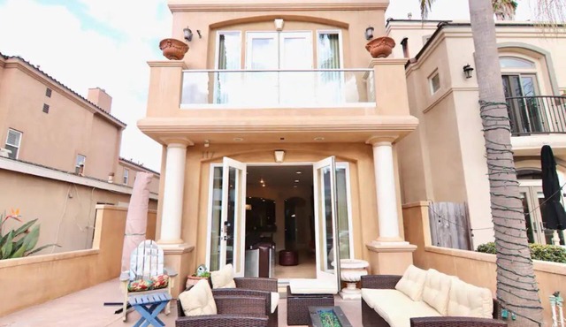 Life’s a beach…house with gorgeous ocean&pier views. A few steps to the waves.,.