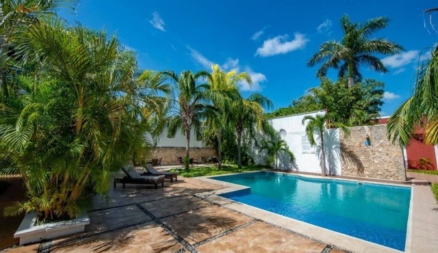 Local Charm in Mérida: King Room Stay w/Pool, Relaxing Courtyard & Local Vibes