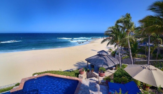 LOCATION! LOCATION! LOCATION! Ocean-front Villa