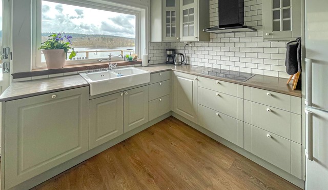 Look forward to a fantastic vacation home vacation with a view of the lake. in Kungsbacka