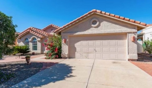 Lovely 2 bedroom home backing up to natural desert. Lots of amenities.