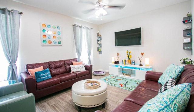 lovely, 3BR near airport,hospitals, mall-shops