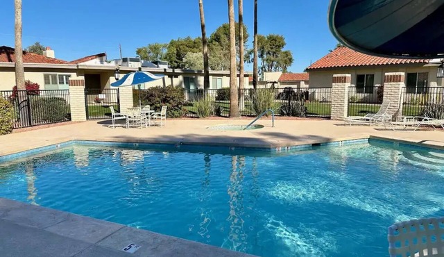 Lovely Home 2 BR/2BA Scottsdale, 3 heated Pools & Hot Tubs, EV charging