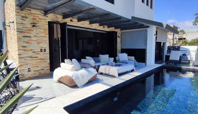 Lovely little house with a pool & jacuzzi close to the beach