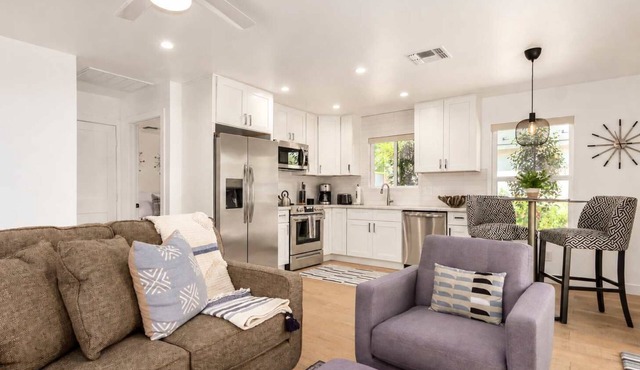 Lux 1-Bed Casita w/Patio, Laundry+FREE Gtd Parking