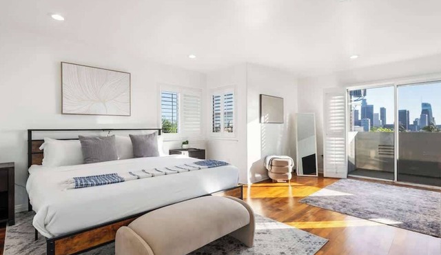 Lux 3BR Penthouse w/Ensuites Near Dodger Stadium