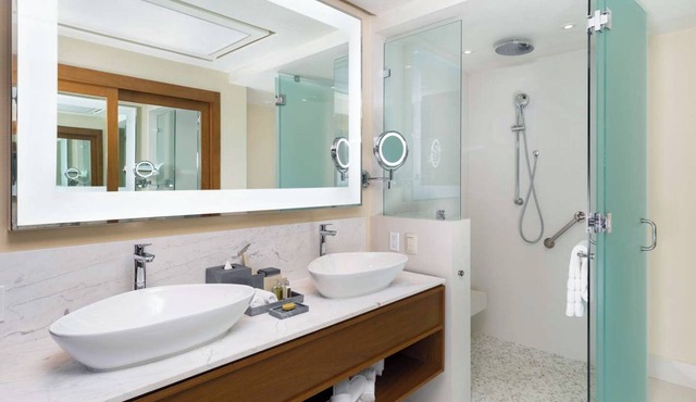 Luxe 1 bedroom. Hotel, beachfront location in los Cabos golden mile area.