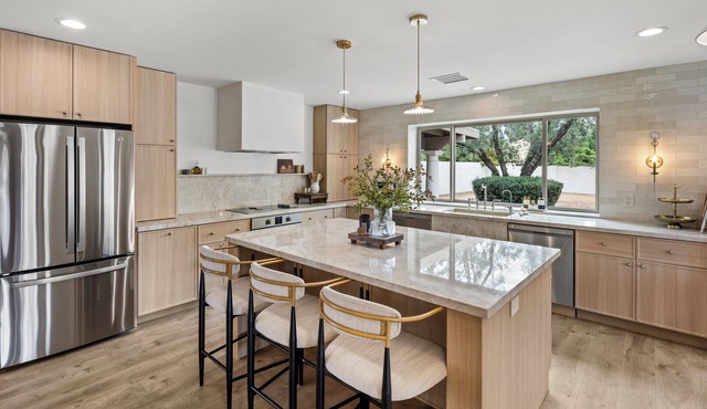 Luxe Retreat: Heated Lazy River, Pickleball, Gym/Spa, 2 Ensuites, 4 Full Baths