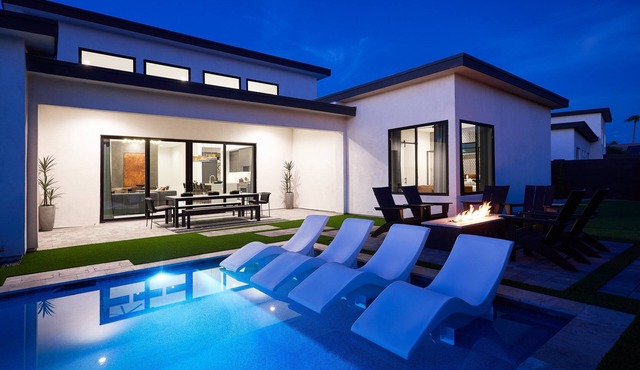 Luxe - Solstice Retreat - Heated Pools - 2 Homes