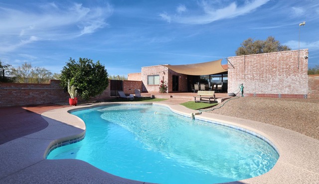 Luxe & Spacious Gem: Pool ~ 15min to Downtown ~ Parking!