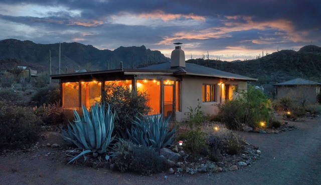 Luxe Straw Bale home on 3+ acres, 20 min to downtown!