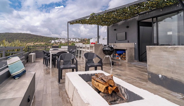 Luxurious 5-Bedroom House with air-conditioning & Private Rooftop in Juriquilla