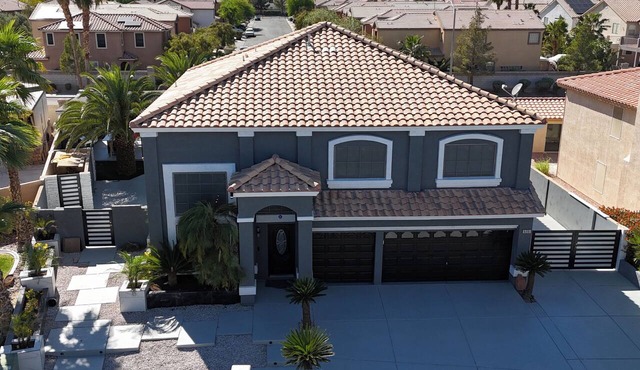 Luxurious 6-Bedroom House In Las Vegas with Pool And Spa - EV Charger