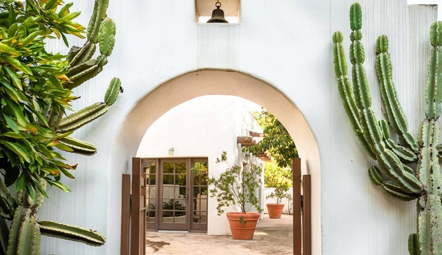 Luxurious and private Santa Fe-style guesthouse with 31 day minimum stay