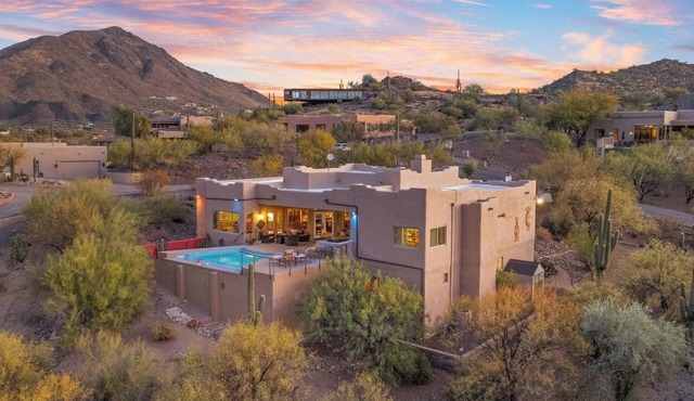 Luxurious Desert Retreat with Infinity Pool, Speakeasy & Sunset Views