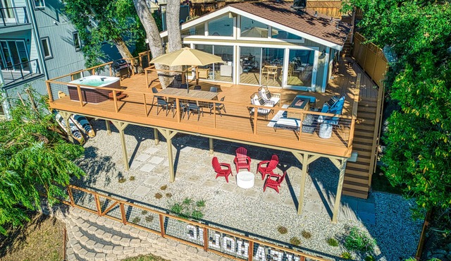 Luxurious lakefront with views, deck, spa & your private dock in Lower Lake