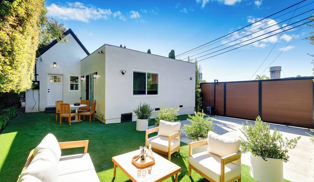 Luxurious & Modern Mid Wilshire Home