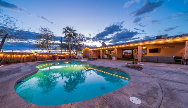 Luxurious oasis 6bd 4b heated pool available, detached Casita. Sleeps 20 in beds