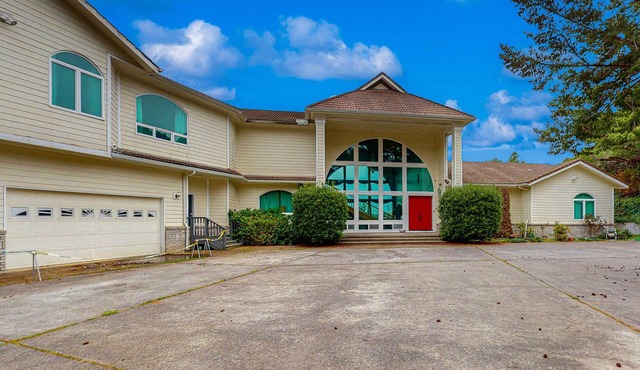 Luxurious Riverfront House withRiver Views, Private Sauna, Pool Table, & Free WiFi in Florence