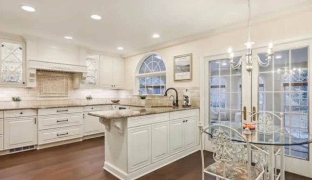 Luxurious, Serene Historic Mansion 7 bd/3.5ba in Silver Spring