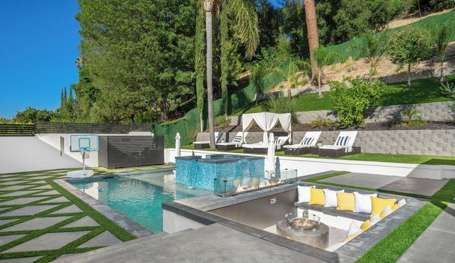 Luxurious Villa in Woodland Hills