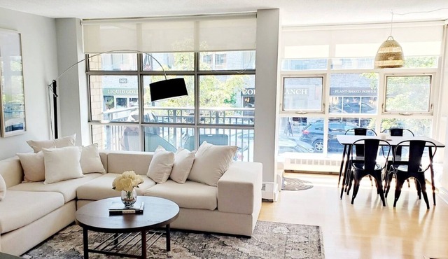 Luxury 2BD 2BTH Waterfront Condo in ❤ of Halifax!