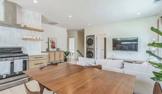 Luxury 3BD/2BA Upper Condo w/Parking, W/D, A/C + Stunning DTLA & Mountain Views