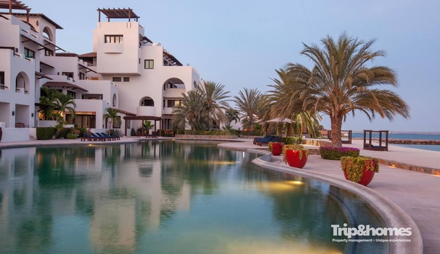 Luxury 4BR/4Ba Beach front Villa perfect location