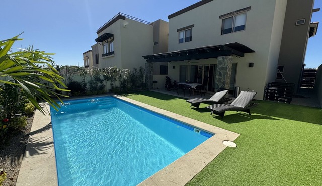 Luxury 4BR Villa Private Heated Pool, Great Location 5 min Downtown Pet Friendly