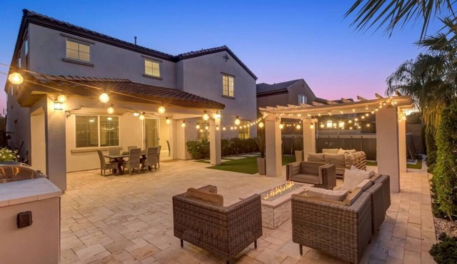 Luxury 6 BR Villa w/pool table+backyard+wfh