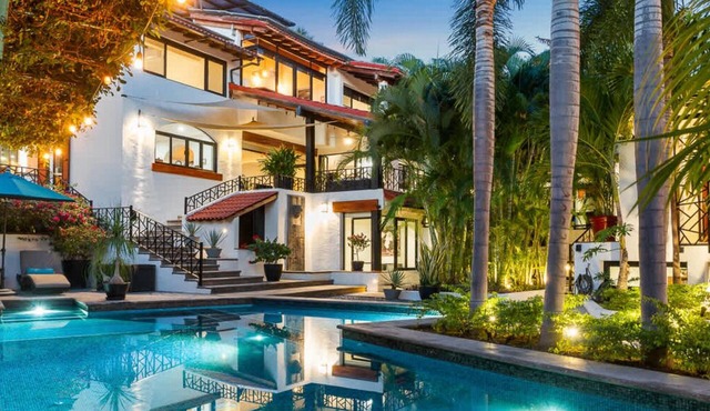 Luxury 6BR in Bucerias Golden Zone: Villa Moderna