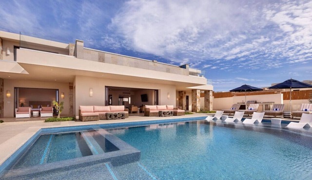 Luxury 7-Bedroom Villa in Diamante – Sleeps 16