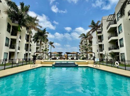Luxury Condo with Pool and Jacuzzi