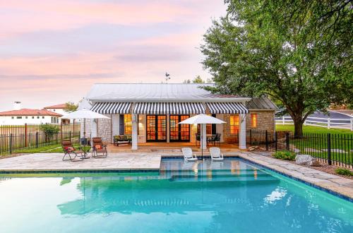 Luxury Golf Course Private Retreat with Heated Swimming Pool in Horseshoe Bay