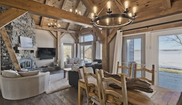 LUXURY LAKEFRONT COTTAGE in Whiteshell