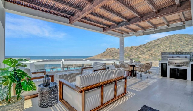 Luxury Oceanfront Condo with Private Jacuzzi & Resort Amenities