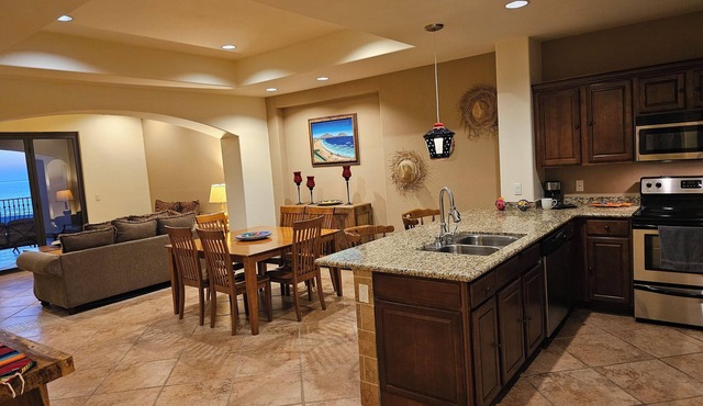 Luxury One Bedroom Condo Steps away from the sea of Cortez. Private and Secure.
