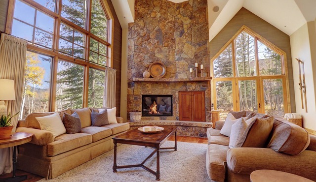 Luxury Peakside Escape - Private Hot Tub 3 Bedroom + Loft in Silverthorne